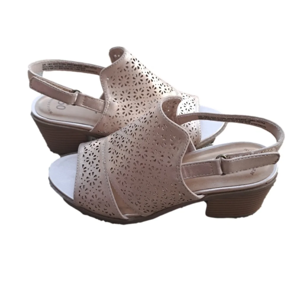 𝅺SO Sparkly Gold Sandals Kids Size  3